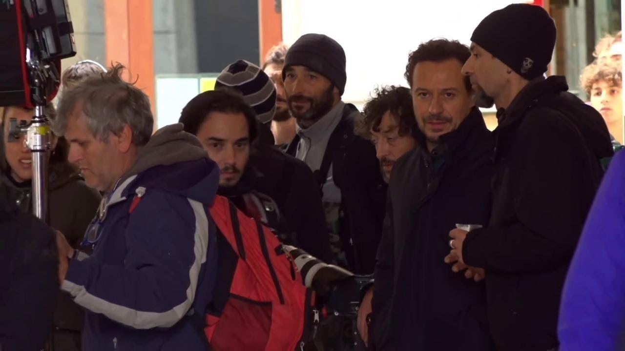 Acqua alta a Venezia, Stefano Accorsi gira scena in piazza San Marco: ma la troupe viene cacciata