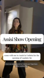 At last, my recap of the Laudato Sie opening! The show is on until 4 October - come to Assisi and see it! ⭐️ #laudatosie @francismanuscripts @1axarchitettiassociati @marcocapassostudiocreativo @albertobenato86 The Francis Scarf by @by.clu @visit_assisi_official